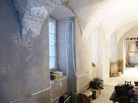 Photo n 2 : Les lments de chauffage s'tendent le long des murs et des encadrements des fentres.