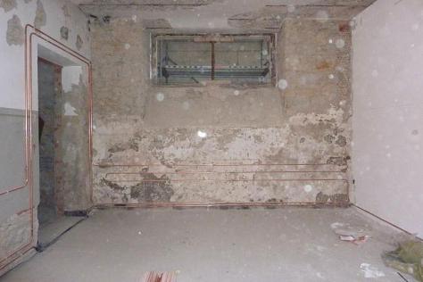 Bild 1: Die verlegten Kupferrohre der Bauteilheizung / Temperierung im Raum der zuknftigen Restaurierungswerkstatt