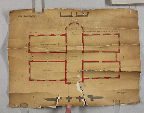 Restauration d'un plan sur papier calque coll sur une feuille de papier technique