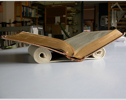 Bild 1: Die Bücherstütze Variante 1: Das Buch wird durch zwei Filzrollen gestützt. 