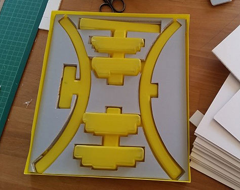 Bild 4: Die einzelnen Teile werden zusammengeklebt und in die PVC-Schachtel gelegt, bis sie den gelben Rand der PVC-Schachtel leicht überragen. 