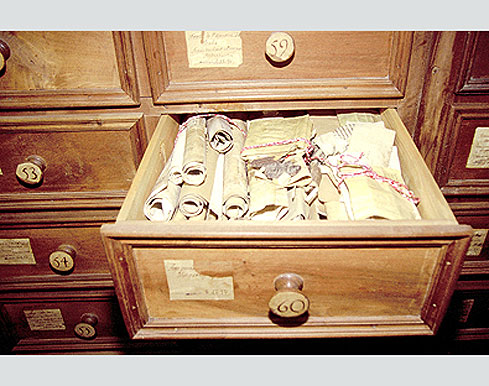 Photo n°1 :  Parchemins munis de sceaux, conservés enroulés, superposés et pliés. 