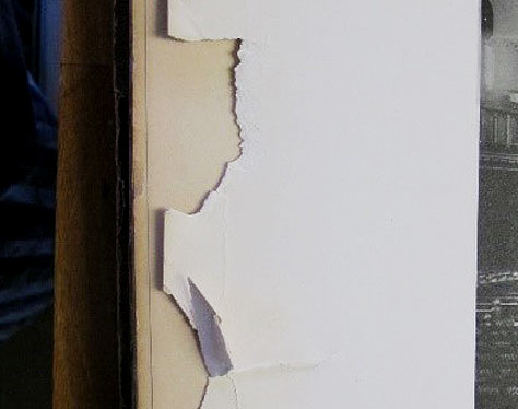 Bild 3: Detail der beschädigten Ränder vor der Restaurierung.