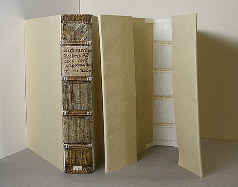 Bild 3: Buch mit daneben stehendem Umschlag.